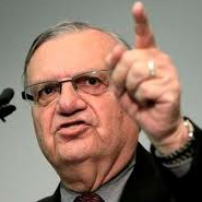 Photo of sheriff Arpaio pointing finger